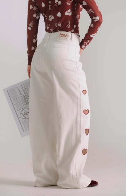 WIDE LEG JEANS CON BORDADOS CORAZÓN