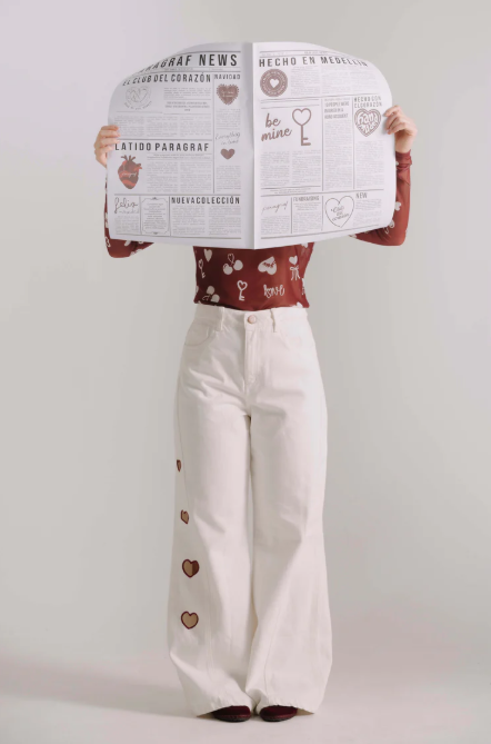 WIDE LEG JEANS CON BORDADOS CORAZÓN