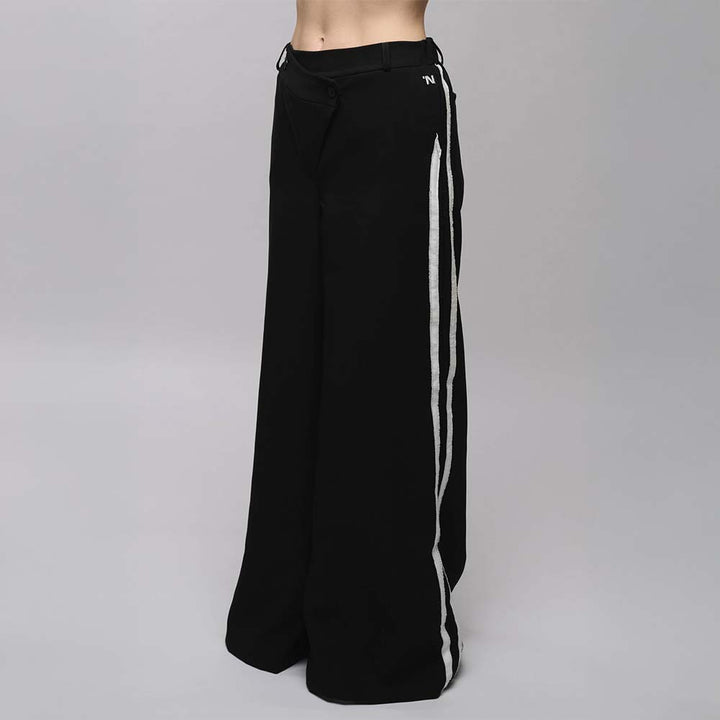 PANTALON NEGRO CON RAYAS BLANCAS
