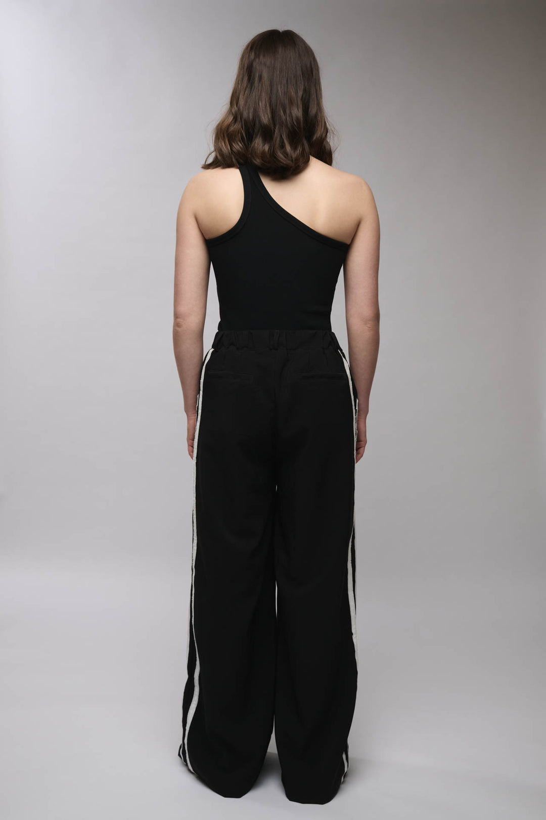 PANTALON NEGRO CON RAYAS BLANCAS