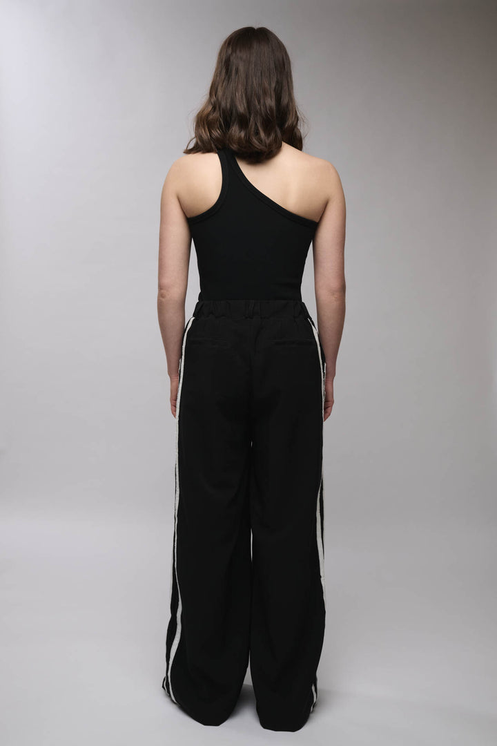PANTALON NEGRO CON RAYAS BLANCAS
